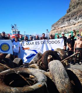 Un centenar de voluntarios contribuyen a limpiar el fondo marino del Puerto de Mogán · foto 4