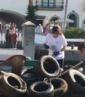 Un centenar de voluntarios contribuyen a limpiar el fondo marino del Puerto de Mogán · foto 1