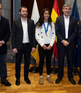 El Gobierno de Canarias reconoce la labor de la futbolista tinerfeña Paola Hernández, campeona del mundo Sub-17 · foto 3