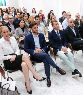 El Consistorio reconoce a una treintena de empresas por su implicación con Santa Cruz de Tenerife · foto 1