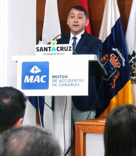 El Consistorio reconoce a una treintena de empresas por su implicación con Santa Cruz de Tenerife · foto 2
