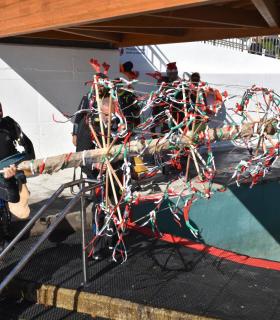 El Rosario: el Club de Buceo El Pejín coloca su árbol de Navidad submarino con el alcalde, Escolástico Gil, como buzo invitado · foto 2