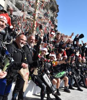 El Rosario: el Club de Buceo El Pejín coloca su árbol de Navidad submarino con el alcalde, Escolástico Gil, como buzo invitado · foto 1