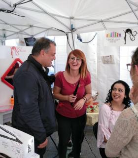 El alcalde de La Laguna apoya al sector comercial de la Comarca Nordeste en la I Feria de Navidad que se celebra en Valle Guerra · foto 2