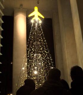 Islas Canarias y Vueling llevan a Bilbao la luz del sol canario para iluminar un árbol de Navidad · foto 1