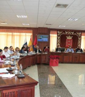 El Pleno del Cabildo de Lanzarote aprueba por unanimidad el convenio de integración del Hospital Insular al Servicio Canario de Salud · foto 1