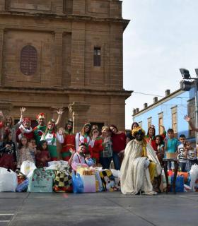 Música, humor y el Paje Real de SSMM los Reyes animan la recogida de juguetes de Gáldar · foto 3