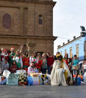 Música, humor y el Paje Real de SSMM los Reyes animan la recogida de juguetes de Gáldar · foto 4