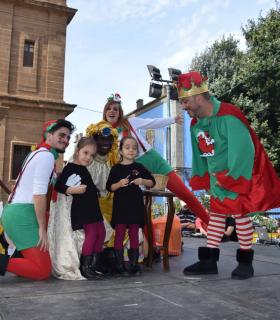 Música, humor y el Paje Real de SSMM los Reyes animan la recogida de juguetes de Gáldar · foto 2
