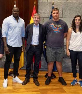 Clavijo traslada su apoyo a los ganadores del Mundial de Lucha Canaria y elogia su contribución para mantener vivo nuestro deporte · foto 3