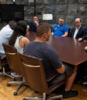 Clavijo traslada su apoyo a los ganadores del Mundial de Lucha Canaria y elogia su contribución para mantener vivo nuestro deporte · foto 1