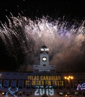 Miles de personas celebran el fin de año canario en la madrileña Puerta del Sol · foto 1