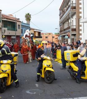 Sus Majestades los Reyes Magos llenaron de ilusión a La Esperanza · foto 5