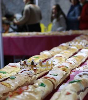 El roscón de Reyes superó las expectativas, alcanzando los 310 metros y 700 kilos · foto 5
