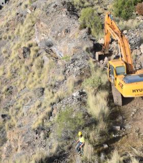 El Rosario: el Ayuntamiento retira varias rocas de grandes dimensiones del talud de Radazul · foto 5
