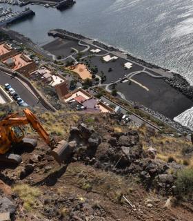 El Rosario: el Ayuntamiento retira varias rocas de grandes dimensiones del talud de Radazul · foto 2