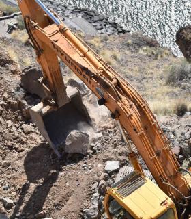 El Rosario: el Ayuntamiento retira varias rocas de grandes dimensiones del talud de Radazul · foto 1