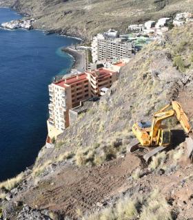 El Rosario: el Ayuntamiento retira varias rocas de grandes dimensiones del talud de Radazul · foto 4