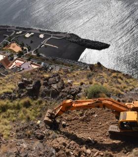 El Rosario: el Ayuntamiento retira varias rocas de grandes dimensiones del talud de Radazul · foto 3