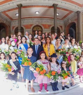 El alcalde recibe en el Ayuntamiento a las 45 aspirantes a reinas del Carnaval de Santa Cruz de Tenerife · foto 2