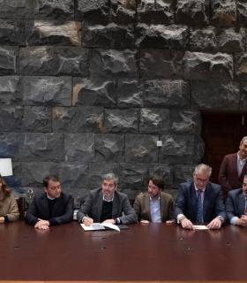 El Gobierno de Canarias firma la compra de las viviendas de Añaza y acaba con la incertidumbre de 358 familias · foto 1