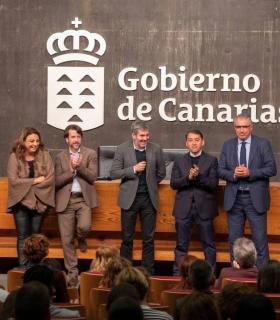 El Gobierno de Canarias firma la compra de las viviendas de Añaza y acaba con la incertidumbre de 358 familias · foto 2