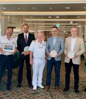 La Gomera recibe a más de tres mil cruceristas a bordo del nuevo Mein Schiff 2 · foto 1