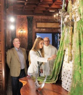 Francis Escuela, Reina del Carnaval del Hogar Canario Venezolano, visita la Basílica de Candelaria · foto 1