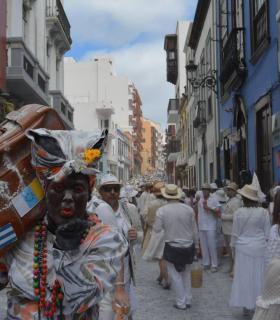 Los Indianos toman Santa Cruz de La Palma en el lunes grande del Carnaval de Canarias · foto 20