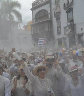 Los Indianos toman Santa Cruz de La Palma en el lunes grande del Carnaval de Canarias · foto 21