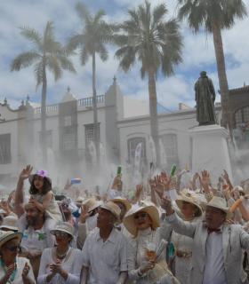 Los Indianos toman Santa Cruz de La Palma en el lunes grande del Carnaval de Canarias · foto 1