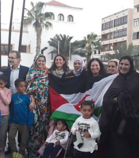 Izada la bandera saharaui en el exterior del Cabildo por el 43 aniversario de la proclamación de la República Árabe Saharaui Democrática · foto 2
