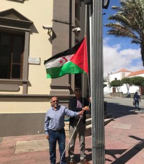 Izada la bandera saharaui en el exterior del Cabildo por el 43 aniversario de la proclamación de la República Árabe Saharaui Democrática · foto 1