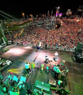El Carnaval de Santa Cruz de Tenerife desborda sus previsiones con una Piñata multitudinaria · foto 2