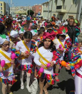 El Carnaval de Santa María de Guía arrancó hoy con más de 800 personas inundando las calles de color, ritmo y fantasía en la Gran Cabalgata Escolar · foto 10