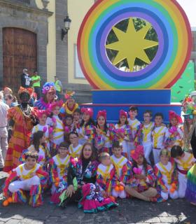 El Carnaval de Santa María de Guía arrancó hoy con más de 800 personas inundando las calles de color, ritmo y fantasía en la Gran Cabalgata Escolar · foto 3