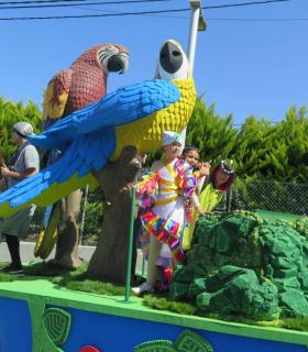 El Carnaval de Santa María de Guía arrancó hoy con más de 800 personas inundando las calles de color, ritmo y fantasía en la Gran Cabalgata Escolar · foto 11