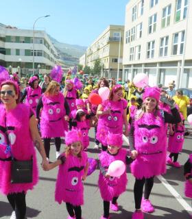 El Carnaval de Santa María de Guía arrancó hoy con más de 800 personas inundando las calles de color, ritmo y fantasía en la Gran Cabalgata Escolar · foto 18