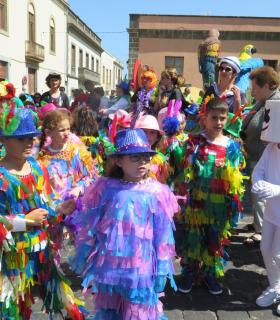El Carnaval de Santa María de Guía arrancó hoy con más de 800 personas inundando las calles de color, ritmo y fantasía en la Gran Cabalgata Escolar · foto 2