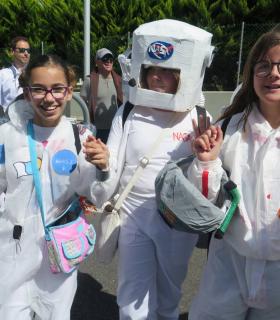 El Carnaval de Santa María de Guía arrancó hoy con más de 800 personas inundando las calles de color, ritmo y fantasía en la Gran Cabalgata Escolar · foto 12