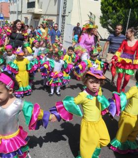 El Carnaval de Santa María de Guía arrancó hoy con más de 800 personas inundando las calles de color, ritmo y fantasía en la Gran Cabalgata Escolar · foto 9