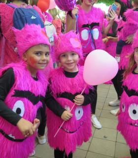 El Carnaval de Santa María de Guía arrancó hoy con más de 800 personas inundando las calles de color, ritmo y fantasía en la Gran Cabalgata Escolar · foto 1