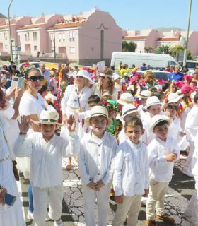 El Carnaval de Santa María de Guía arrancó hoy con más de 800 personas inundando las calles de color, ritmo y fantasía en la Gran Cabalgata Escolar · foto 6