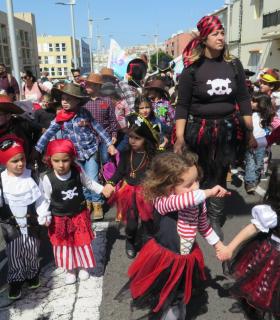 El Carnaval de Santa María de Guía arrancó hoy con más de 800 personas inundando las calles de color, ritmo y fantasía en la Gran Cabalgata Escolar · foto 14