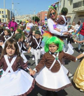 El Carnaval de Santa María de Guía arrancó hoy con más de 800 personas inundando las calles de color, ritmo y fantasía en la Gran Cabalgata Escolar · foto 16