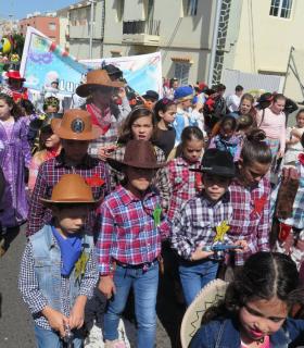 El Carnaval de Santa María de Guía arrancó hoy con más de 800 personas inundando las calles de color, ritmo y fantasía en la Gran Cabalgata Escolar · foto 13