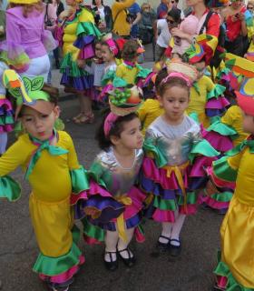 El Carnaval de Santa María de Guía arrancó hoy con más de 800 personas inundando las calles de color, ritmo y fantasía en la Gran Cabalgata Escolar · foto 5