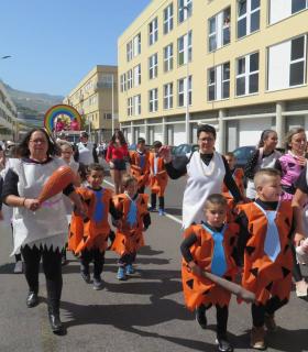 El Carnaval de Santa María de Guía arrancó hoy con más de 800 personas inundando las calles de color, ritmo y fantasía en la Gran Cabalgata Escolar · foto 17