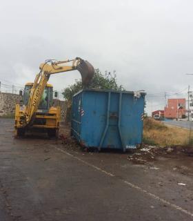 El Ayuntamiento de Tacoronte retira en grandes contendores metálicos los residuos sospechosos de contener termitas subterráneas · foto 1