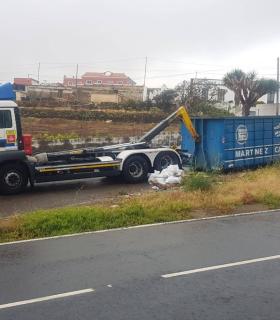 El Ayuntamiento de Tacoronte retira en grandes contendores metálicos los residuos sospechosos de contener termitas subterráneas · foto 2